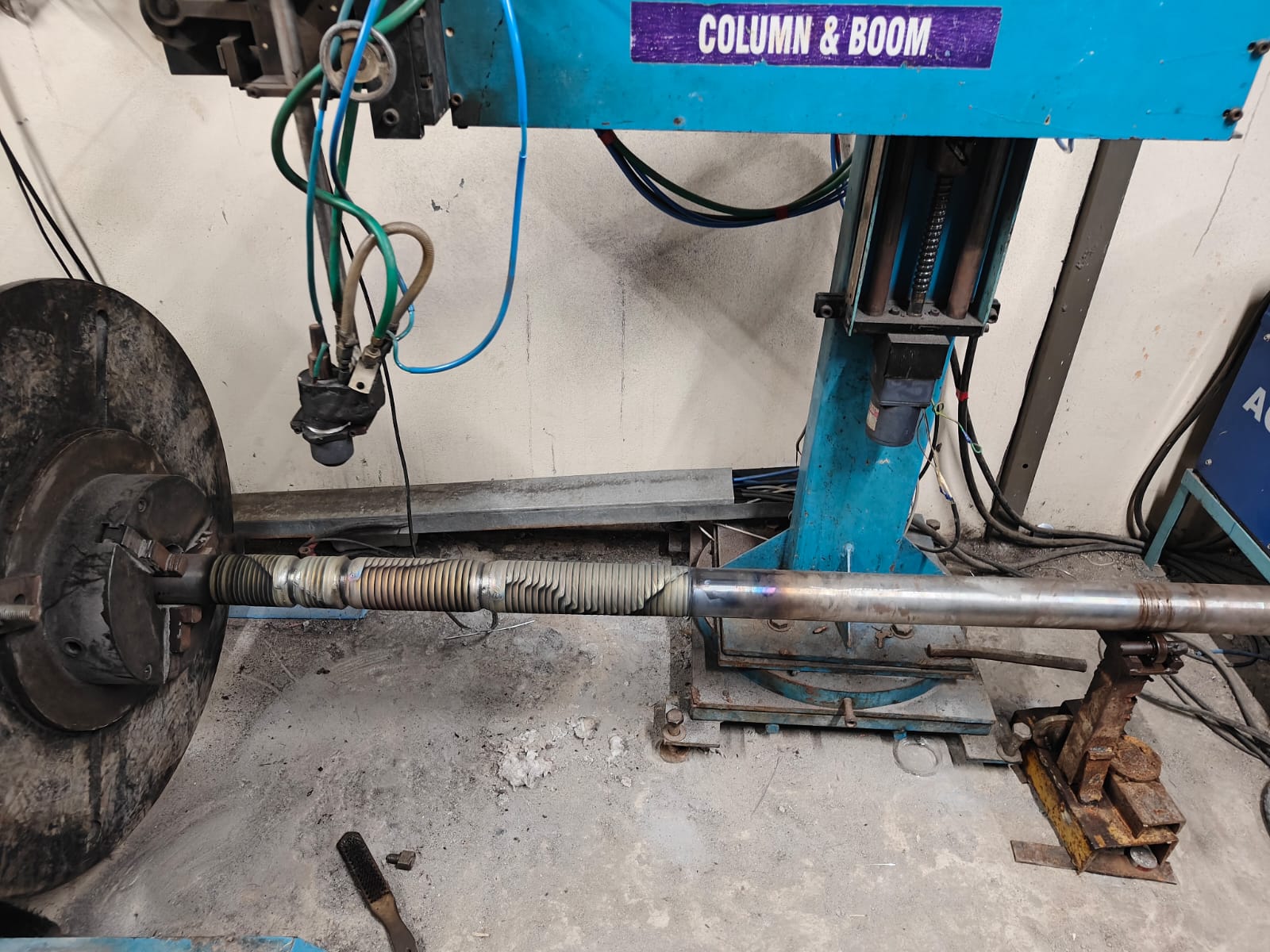 Shaft in a column-and-boom cladding setup